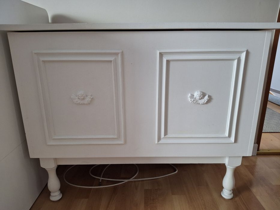 Zabytkowa komoda otwierana