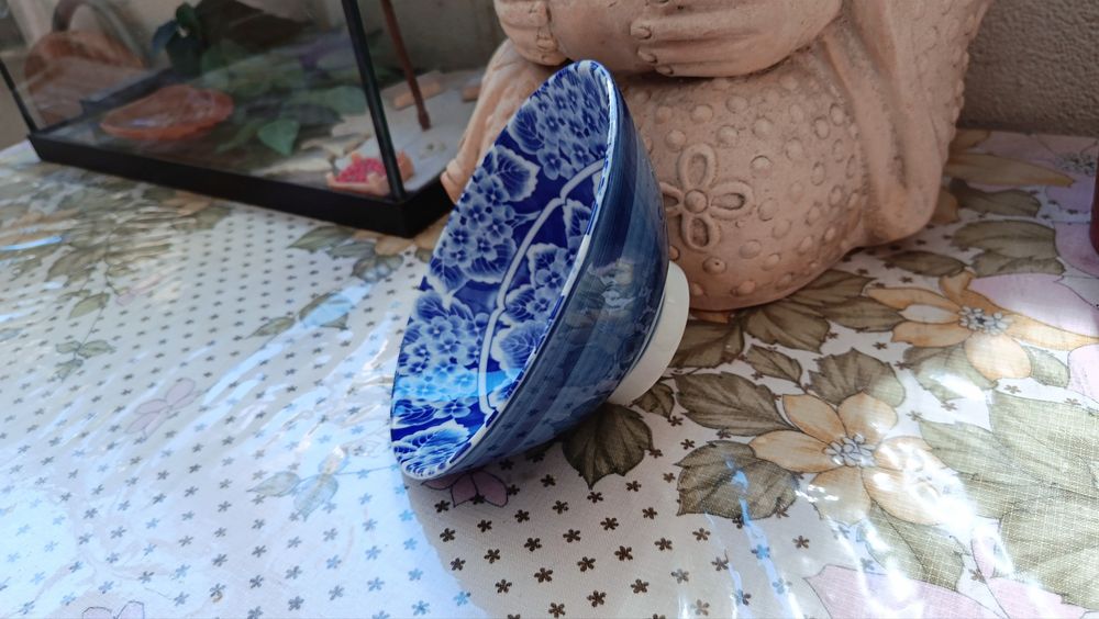 Tigela de porcelana requintada.Fabricada na Japao