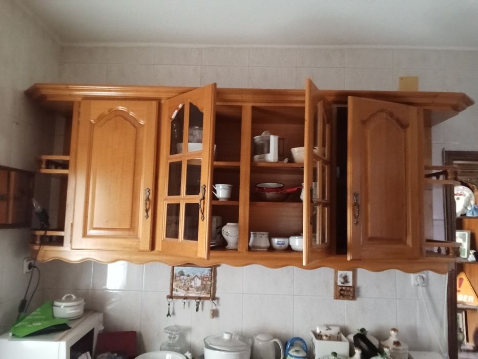 Conjunto de Armários Supenso de Cozinha em Madeira (Com Vitrine)