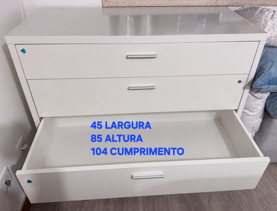 Cama casal com elementos