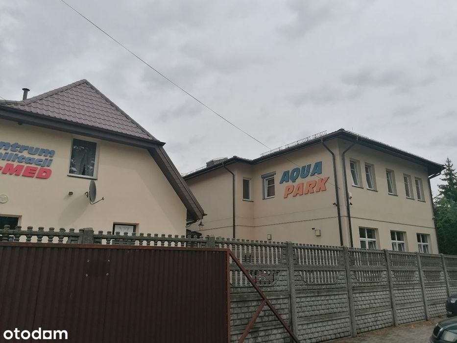 Budynek przychodni medycznej z basenem