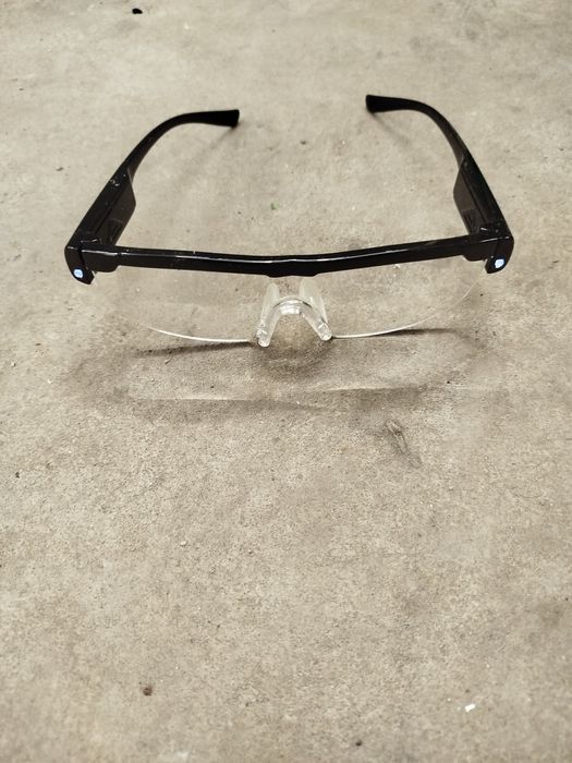 Okulary powiększające z latarkami