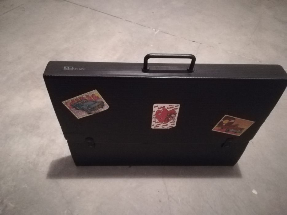 Pasta preta superior a A3