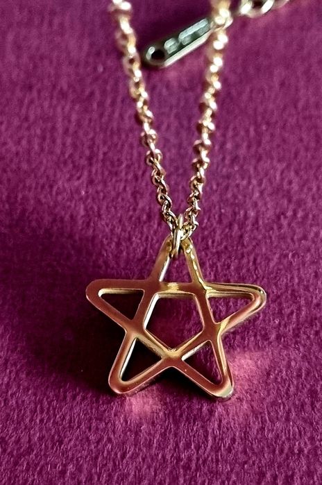 Colar dourado, em aço, com pingente formato estrela guia
