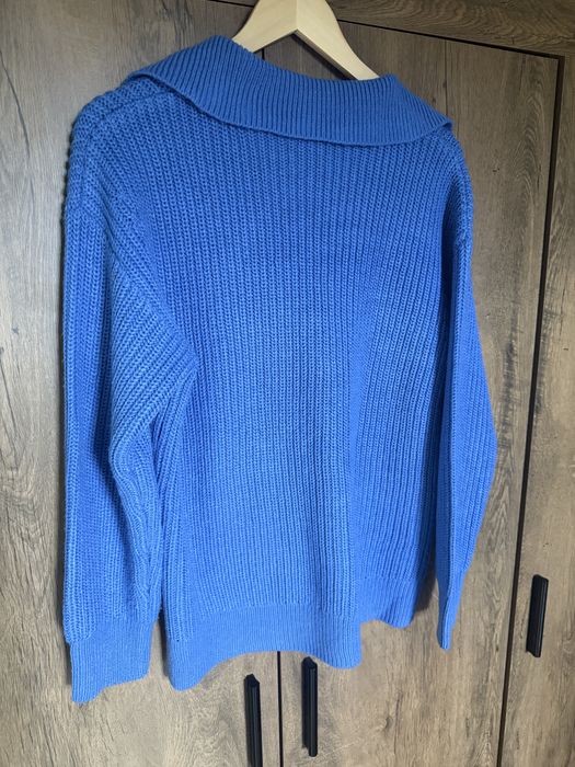 Sweterek z dekoltem w serek