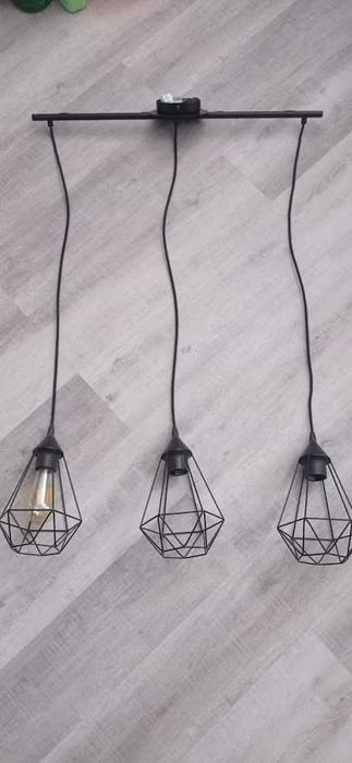 1 Candeeiro de teto e 2 de parede