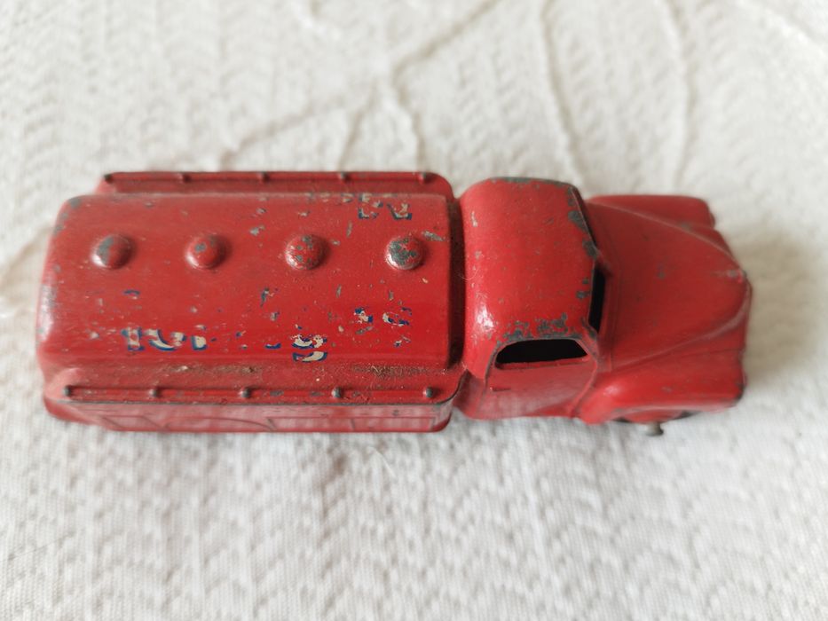 Camião-cisterna Studebaker em miniatura da Dinky Toys,