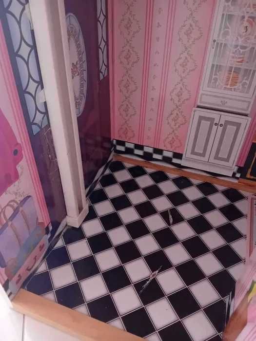 Duży drewniany domek z meblami firmy KidKraft dla lalek Barbie