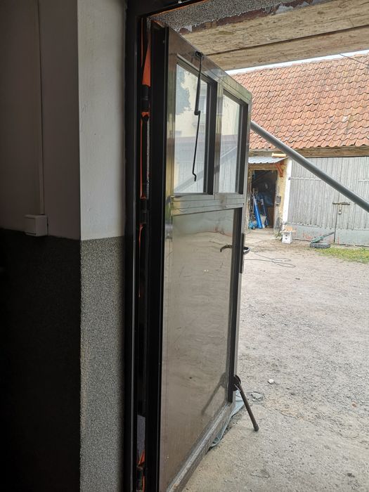 Drzwi zewnętrzne lewe