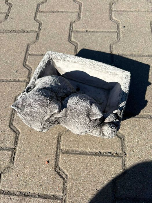 Figura ogrodowa beton donica Kotki