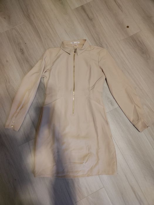 Beżowa sukienka z kołnierzykiem i złotym zamkiem