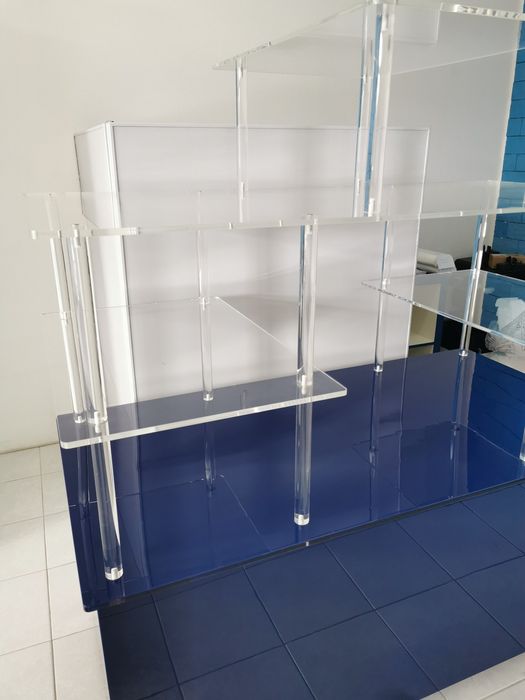 Estante em acrílico com rodas