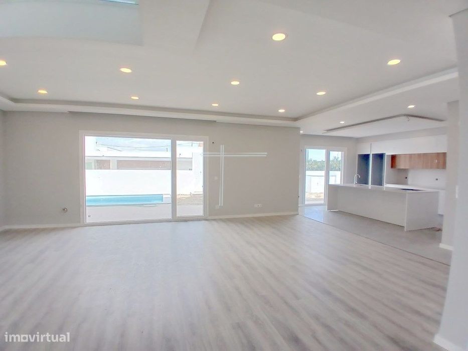 Moradia isolada T4, arquitetura contemporânea com garagem e piscina...
