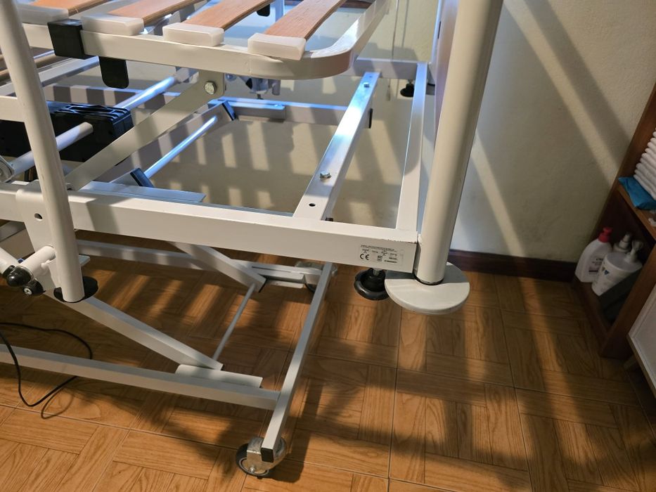 Cama articulada mais mesa de apoio