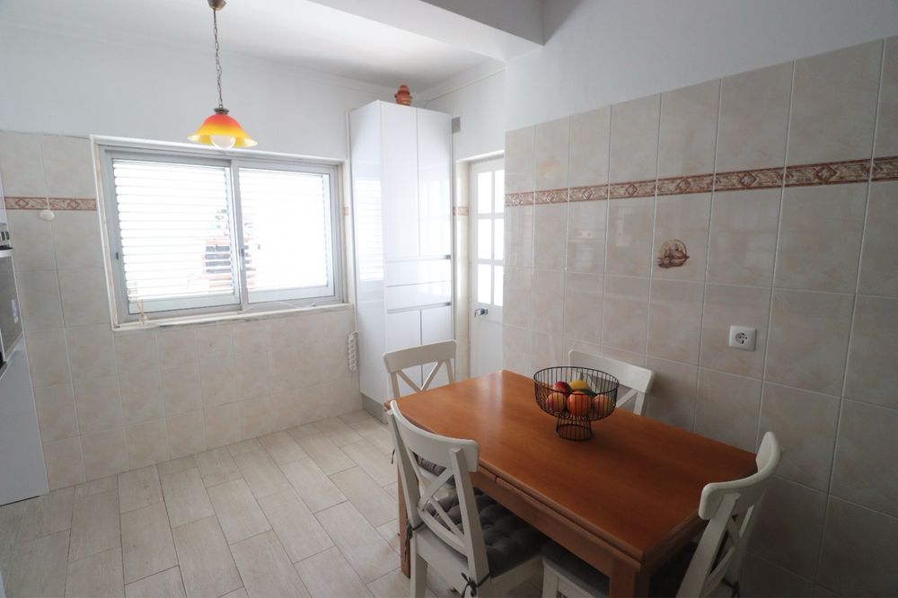 Oportunidade! Mesa extensivel em madeira maciça e 4 cadeiras