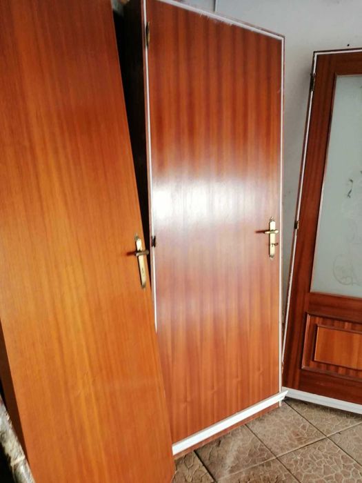 Vendo 4 portas interior madeira em mogno com ferrage arios como novo