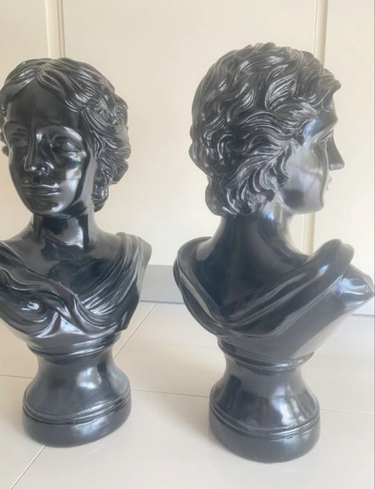 Dois Bustos pretos lacados