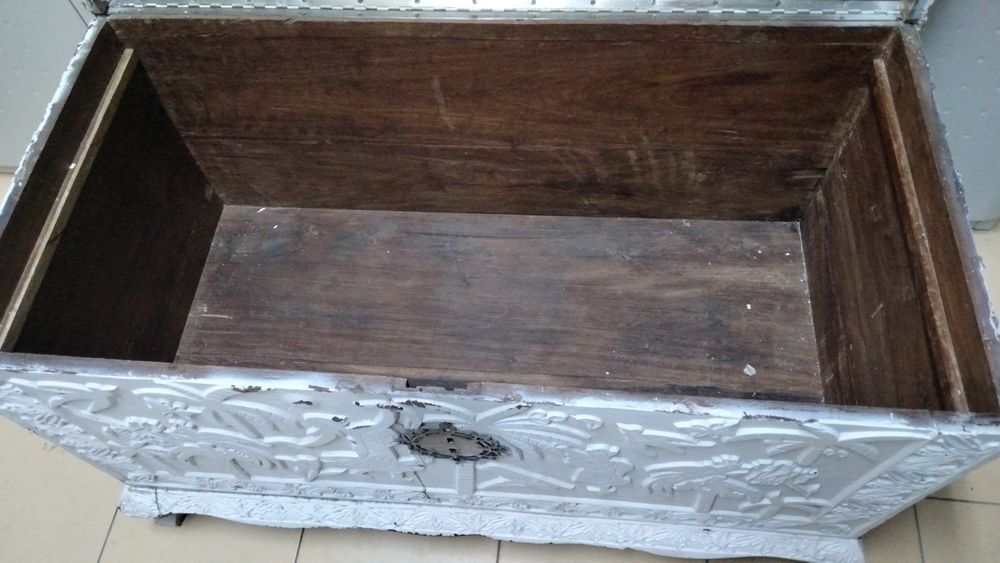 Arca em madeira trabalhada antiga