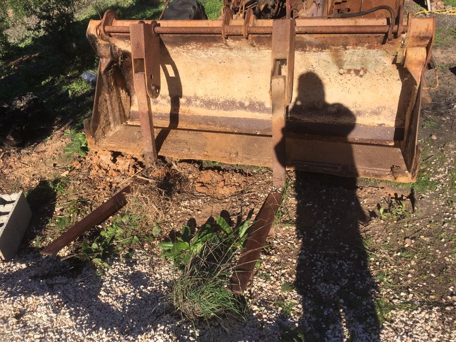 Balde frontal de abrir para retroescavadeira ou trator