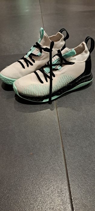 Buty sportowe na halę