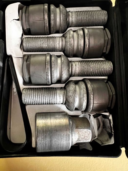 Комплект болтів-секреток із ключем VAG 82a071455. Оригінал.