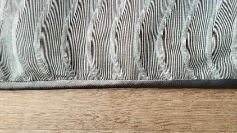 Cortinas em onda cinzenta