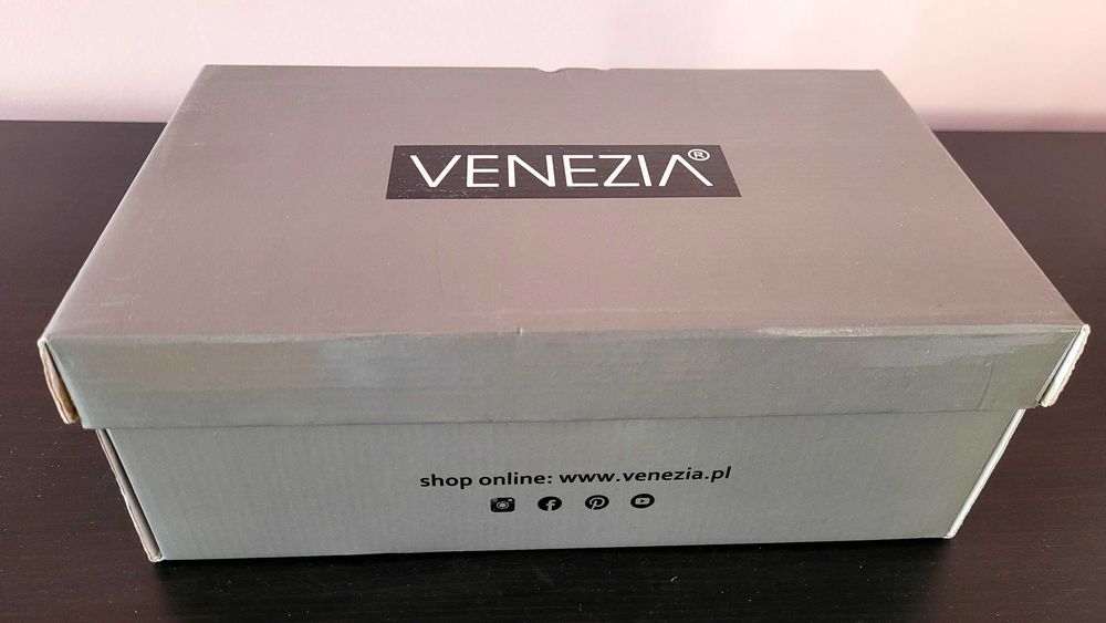 Złote sandały Venezia z dżetami