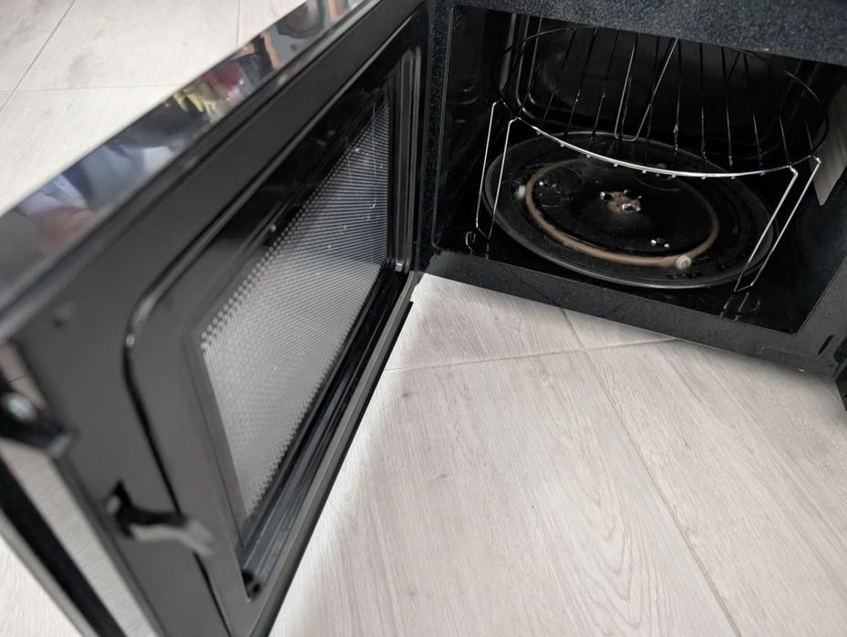 Mikrofala z grillem Hisense