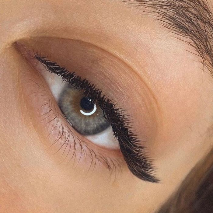 Нарощування вій.