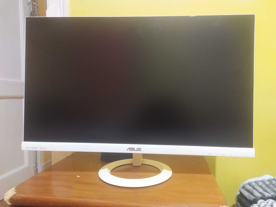 Monitor ASUS em perfeitas condições de funcionamento, em bom estado.