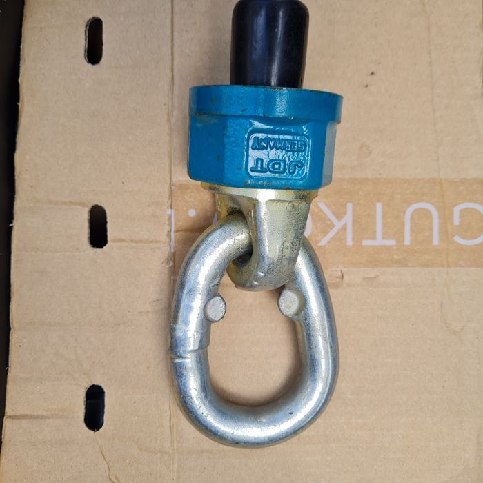 ucho zawiesie mocowanie hak obrotowy JDT 6,7t  1 szt