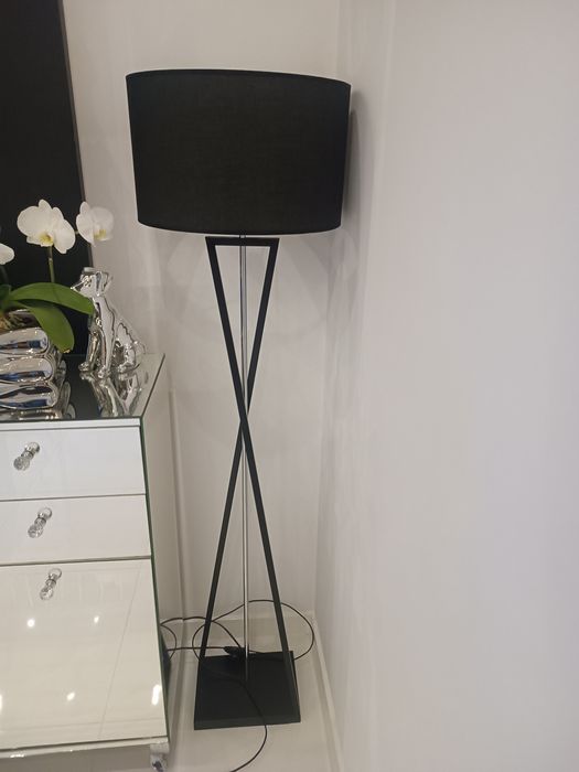 Lampa stojąca podłogowa czarna