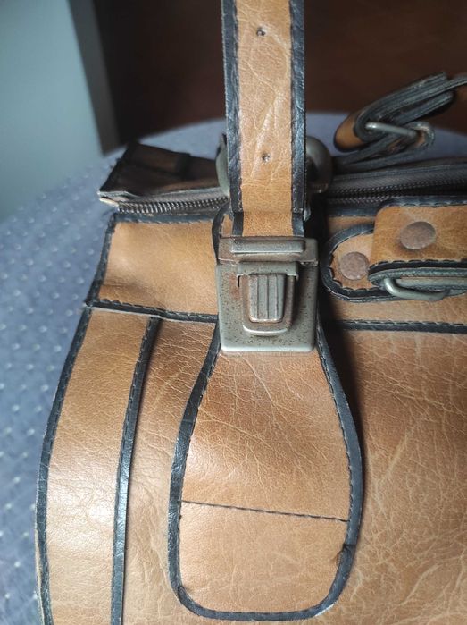 Antiga mala de viagem em pele