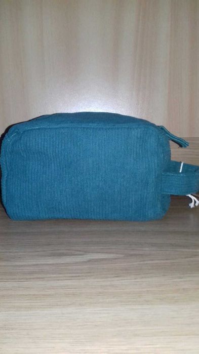 Зелена чоловіча косметичка Ів Роше.