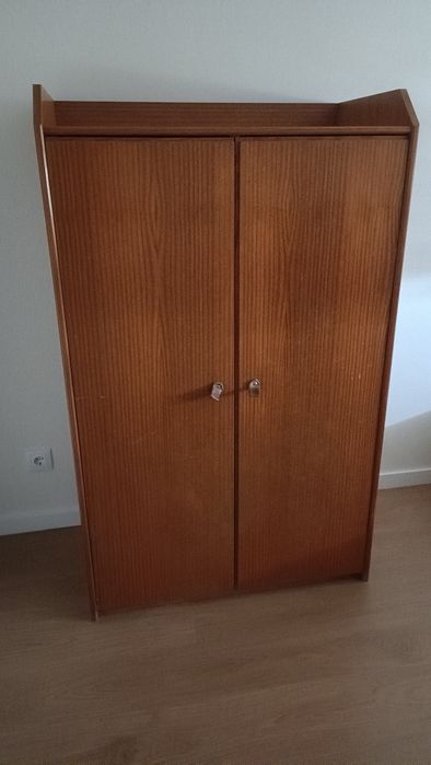 Cama mais roupeiro, em madeira e com estrado. Óptimo estado