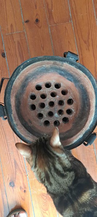 Assador de castanhas / fogareiro antigo em barro e metal