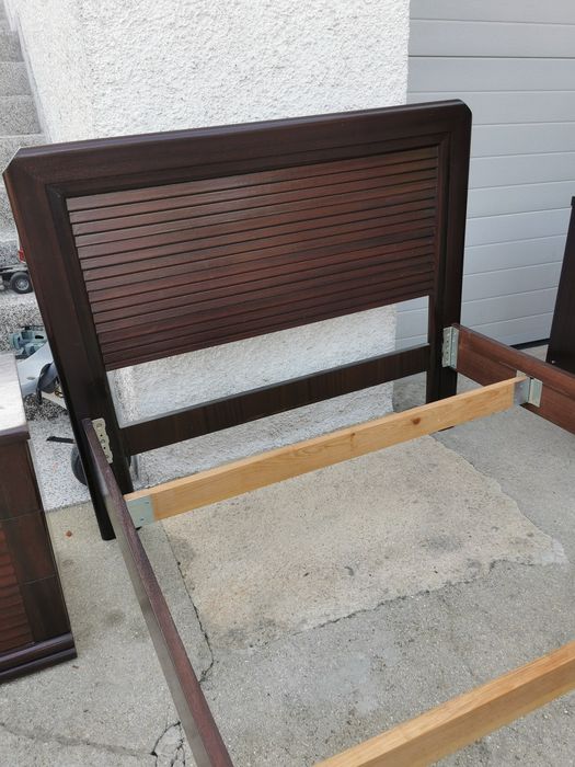 Cama de solteiro com cómoda e mesinha de cabeceira