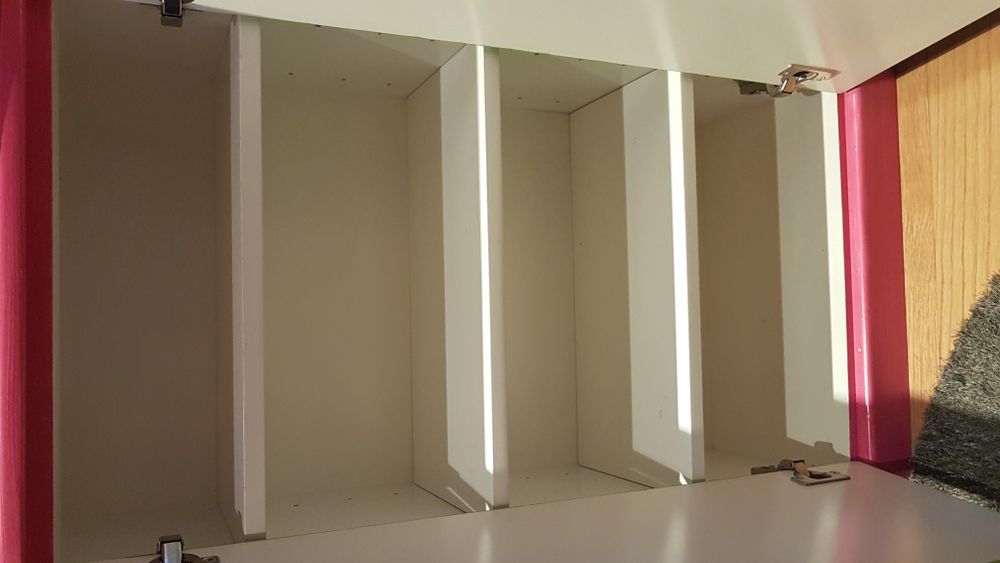 Armário com três prateleiras personalizada