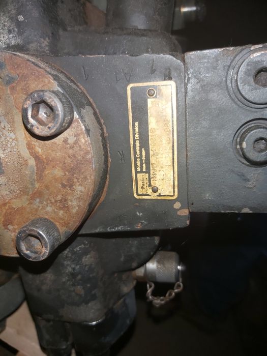 Rozdzielacz, wał, zawór ładowarka Volvo l220 E - cześci