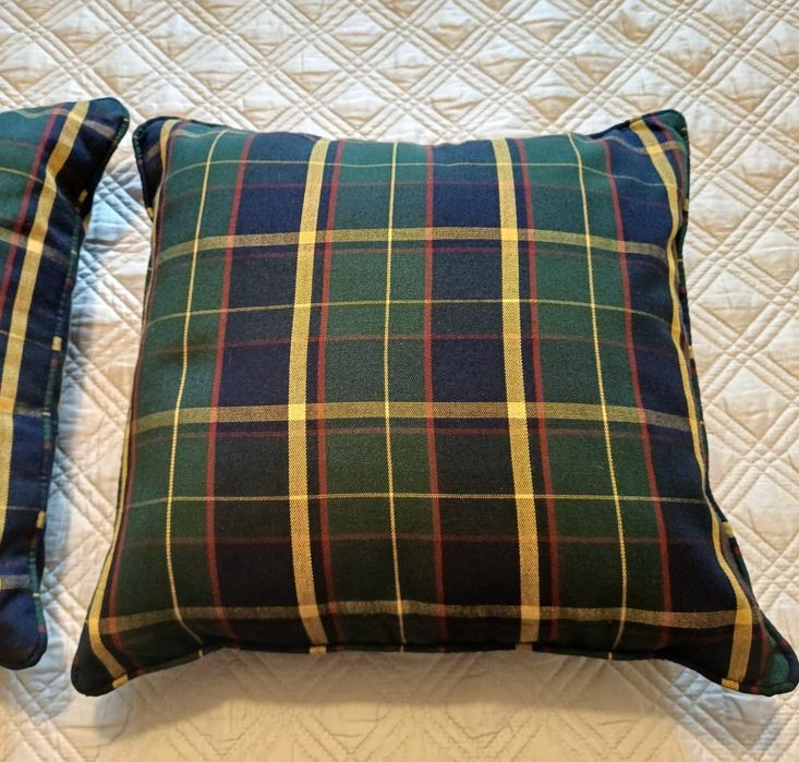 Conjunto de Almofadas Decorativas (2 Quadradas + 1 Cilíndrica/Rolo) – Padrão Escocês