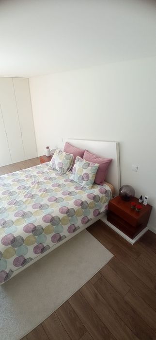 Cama de casal + mesas de cabeceira