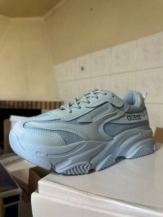 Tênis Guess originais bararos