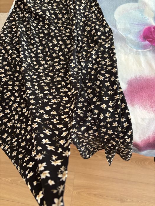 Vendo saia  aberta ao lado marca Shein xs