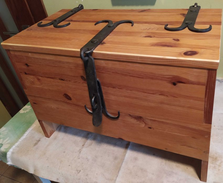 Skrzynia kufer replika XI wiek 64x30x43 cm