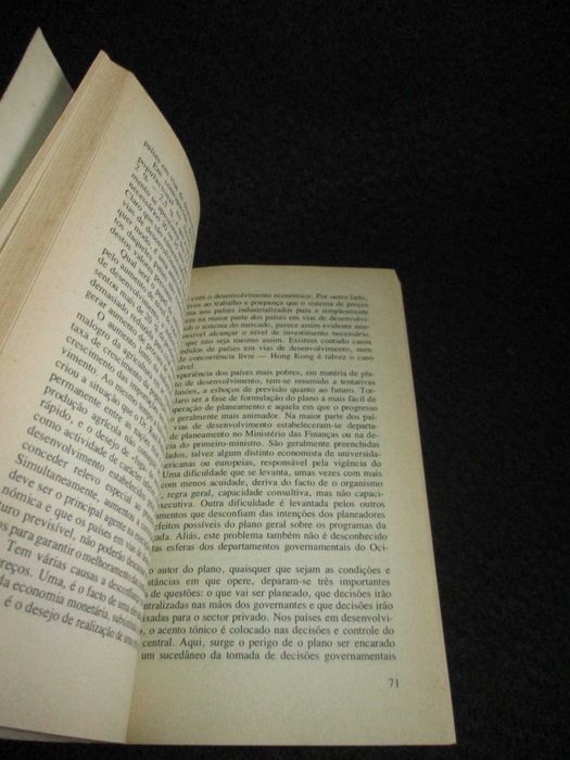 Livro Problemas da Economia Mundial Richard Bailey