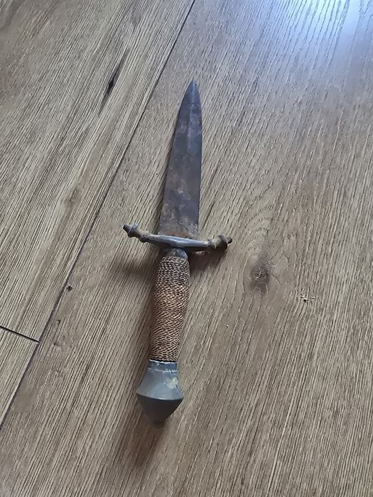 Sztylet stylizowany nanhistoryczny