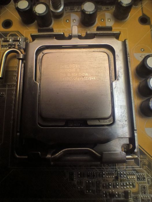 Материнская плата  P5LD2 с процессом  CELERON D 2.93GHZ+DDR2 1GB