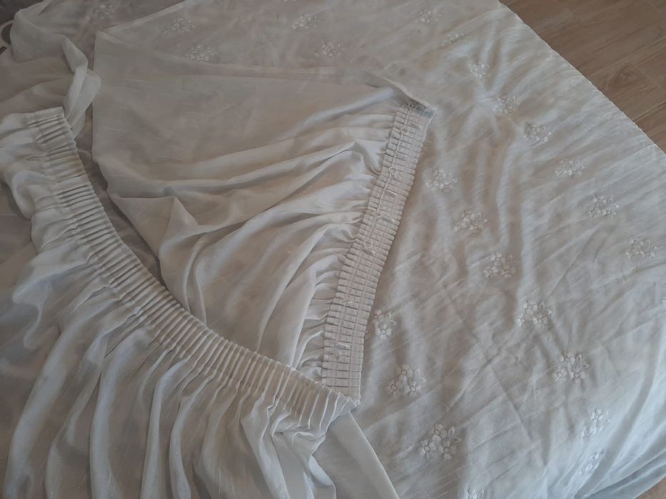 Vende se Cortinado inteiro cor branca com bordados de seda com flores