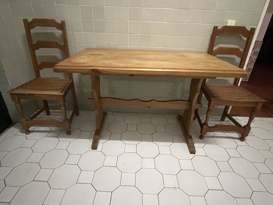 Mesa e 4 cadeiras pinho