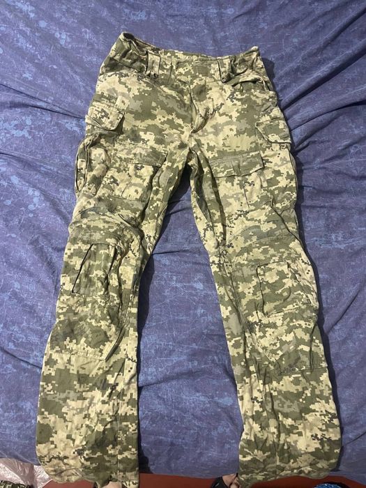 Штани та бойова сорочка (убакс) в пікселі.